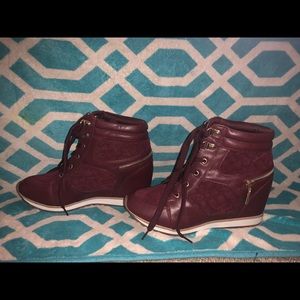 SALE‼️Shoedazzle Maroon Wedge Sneakers with Gold
